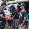 Kapusziad saat membagikan sembako kepada pengungsi gempa Cianjur.